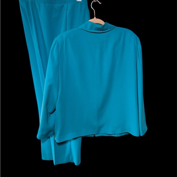 VINTAGE JORDANA (XL) TURQUOISE 2 PIECE PANT SUIT WITH FLORAL EMBROIDERY - Picture 2 of 12